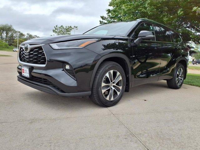 used 2021 Toyota Highlander car, priced at $34,999