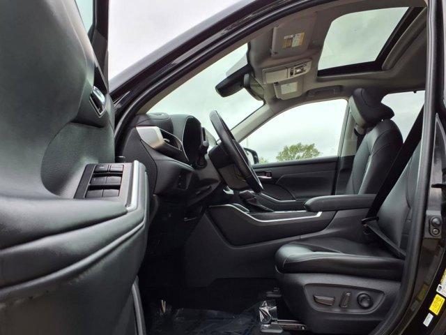 used 2021 Toyota Highlander car, priced at $34,999