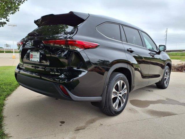 used 2021 Toyota Highlander car, priced at $34,999