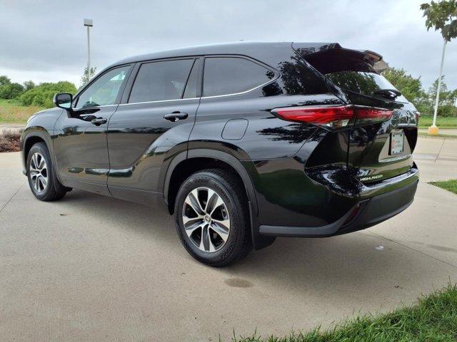 used 2021 Toyota Highlander car, priced at $34,999