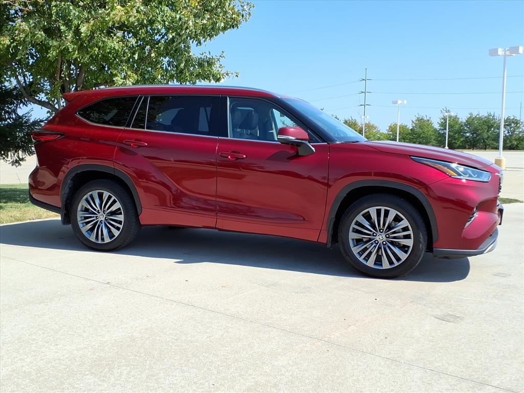 used 2021 Toyota Highlander car, priced at $37,999