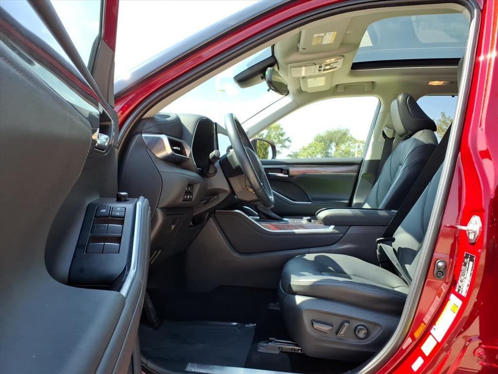 used 2021 Toyota Highlander car, priced at $37,999