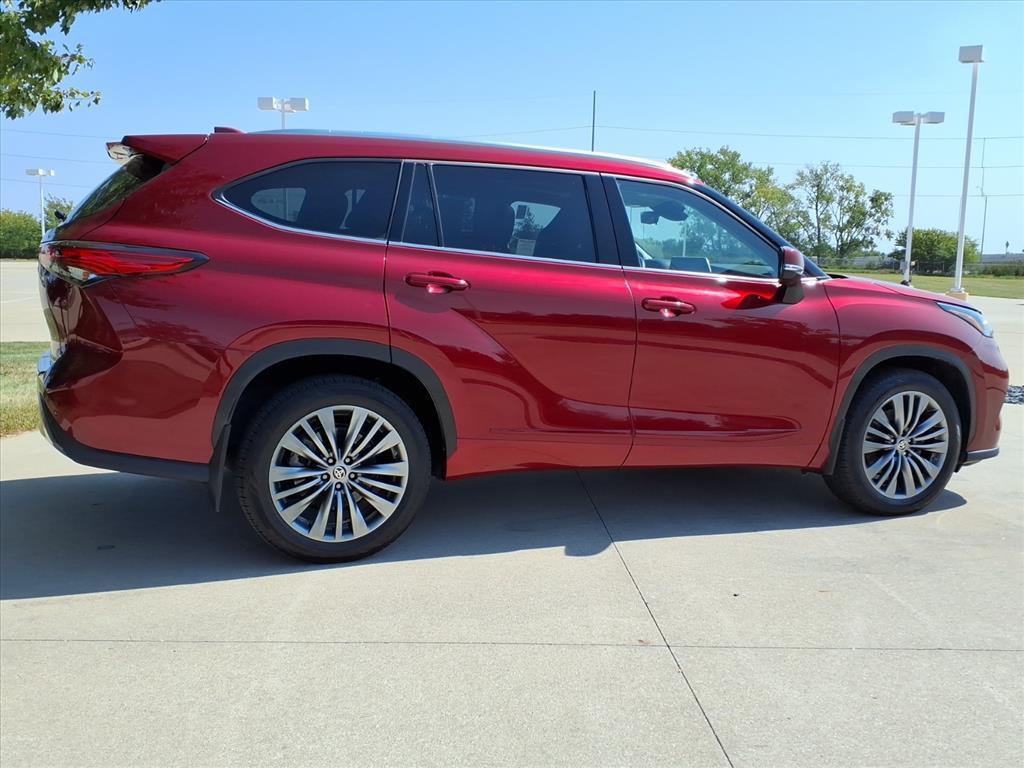 used 2021 Toyota Highlander car, priced at $37,999