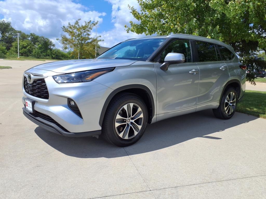 used 2023 Toyota Highlander car, priced at $35,999