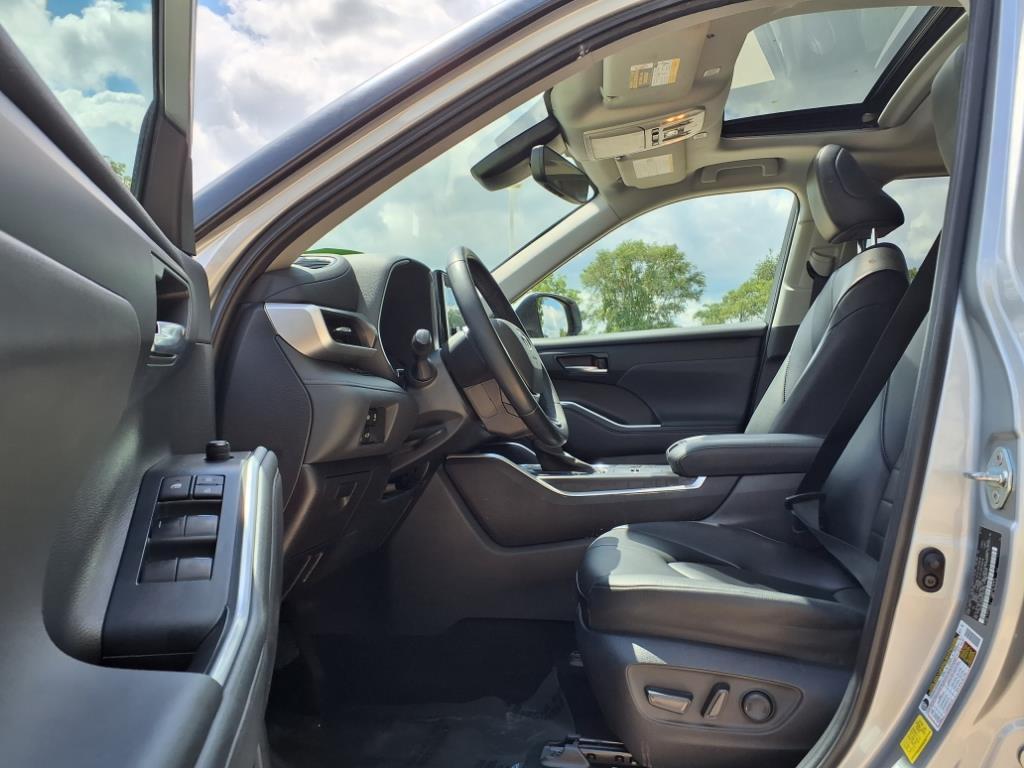 used 2023 Toyota Highlander car, priced at $35,999