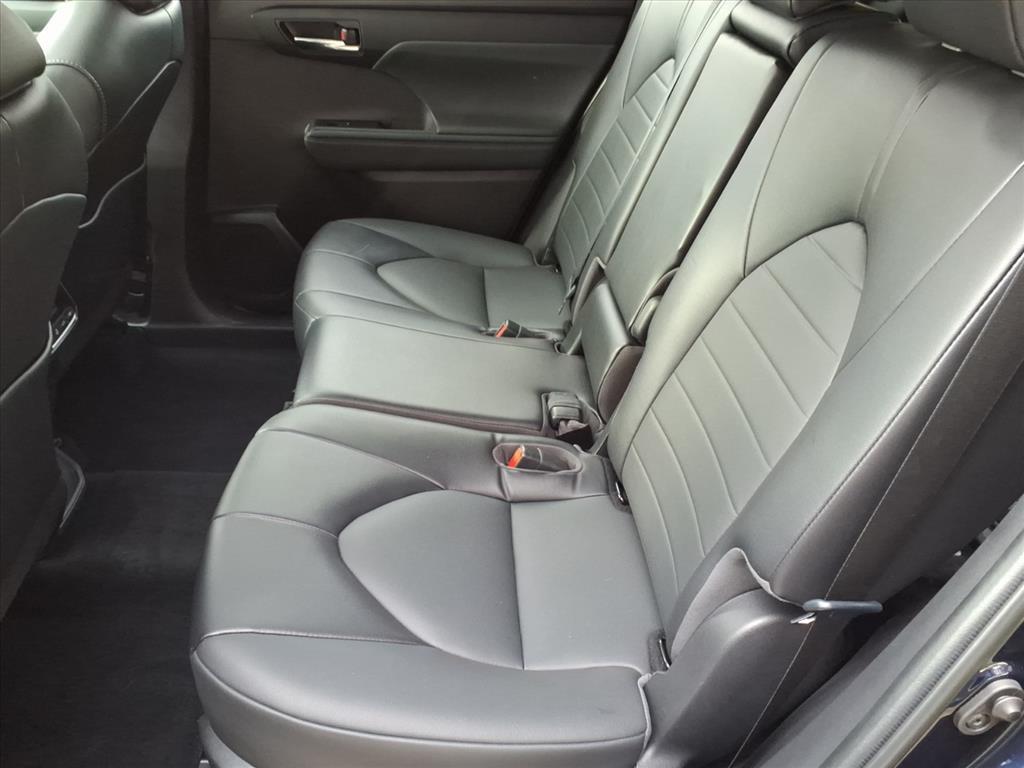 used 2022 Toyota Highlander car, priced at $38,999