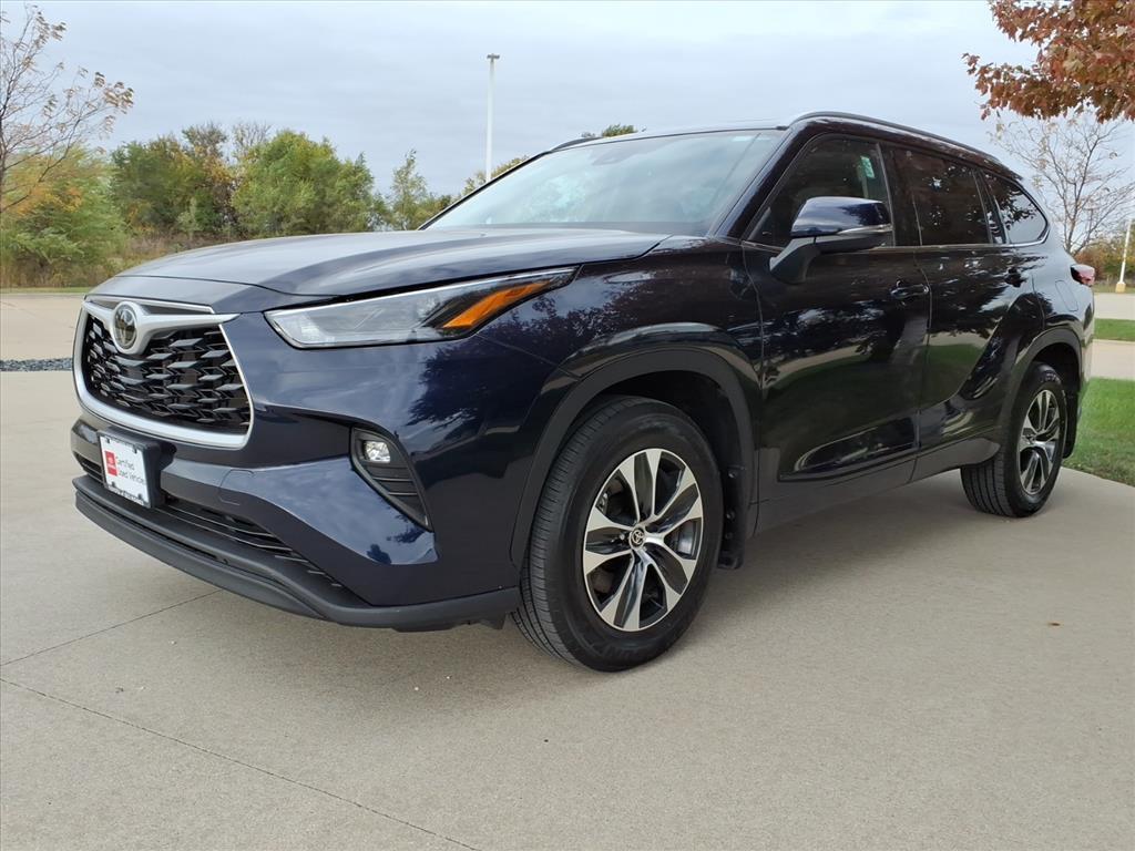 used 2022 Toyota Highlander car, priced at $38,999