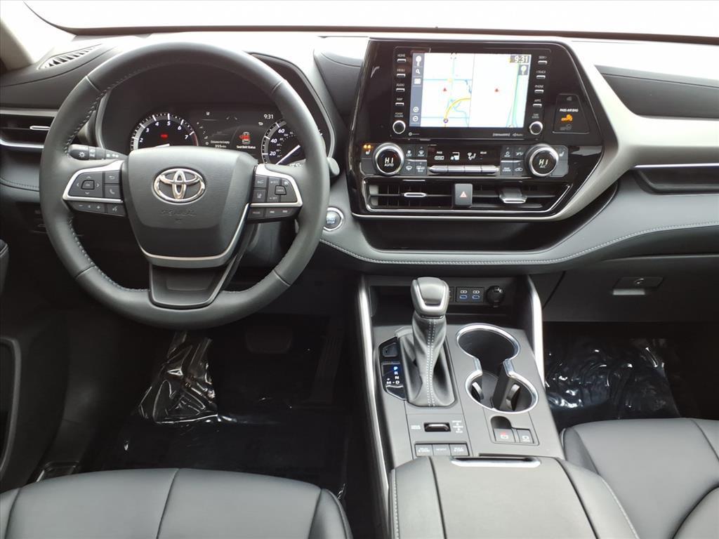 used 2022 Toyota Highlander car, priced at $38,999