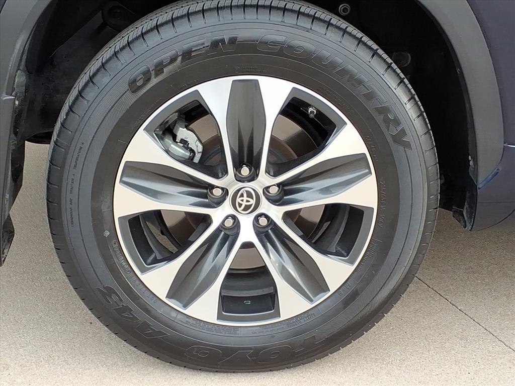 used 2022 Toyota Highlander car, priced at $38,999