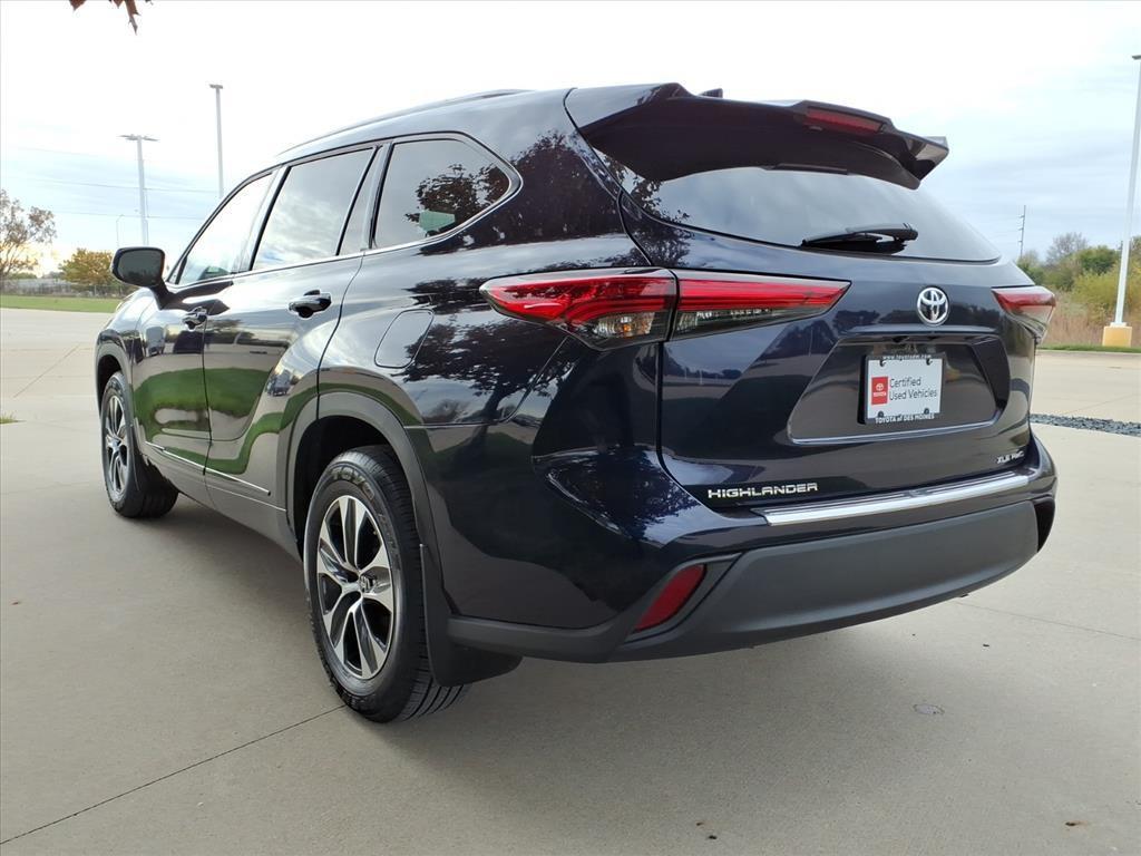 used 2022 Toyota Highlander car, priced at $38,999