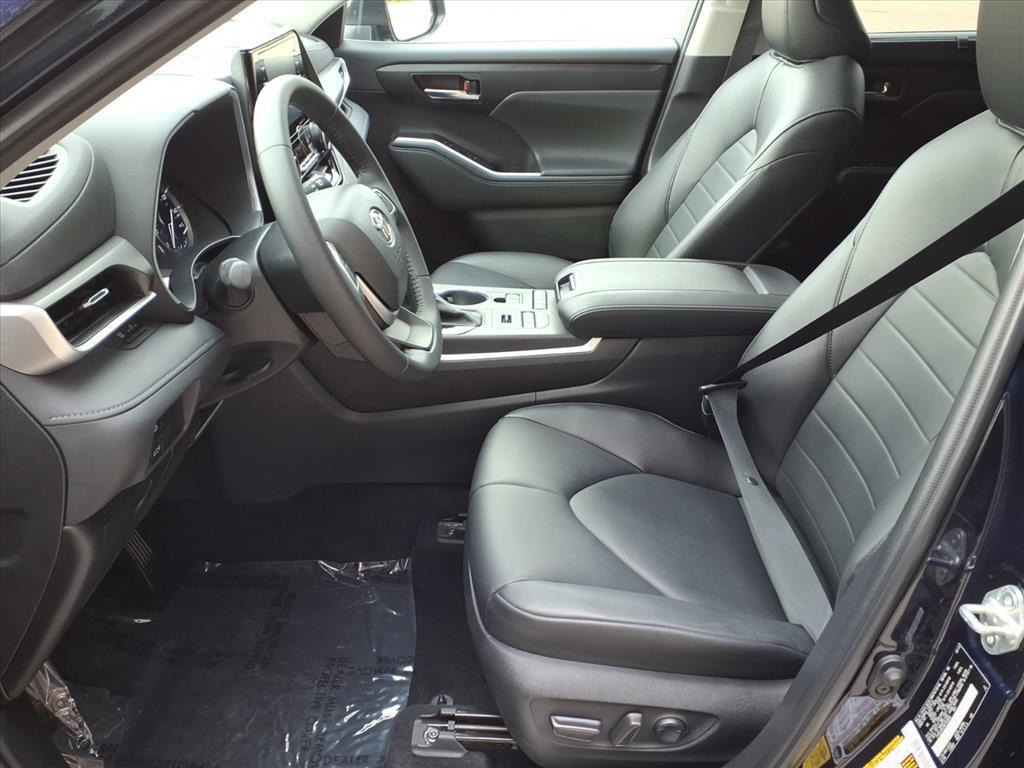 used 2022 Toyota Highlander car, priced at $38,999