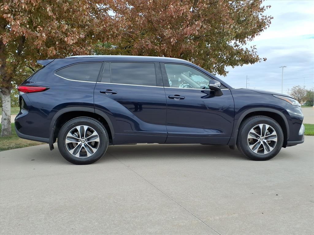 used 2022 Toyota Highlander car, priced at $38,999