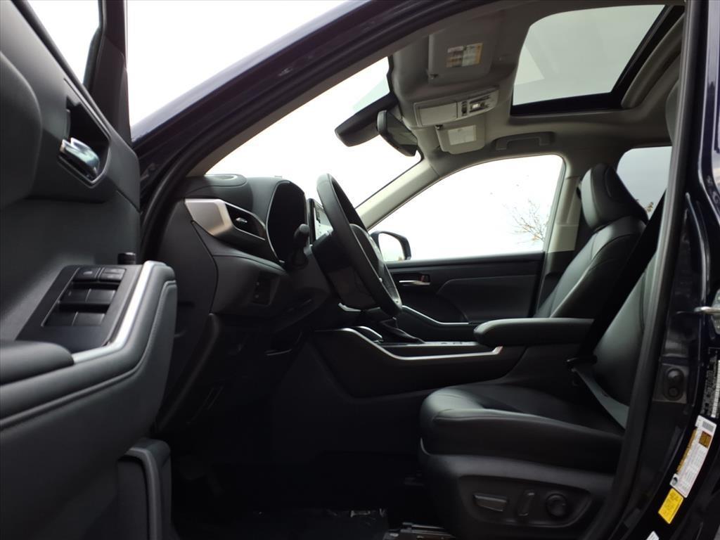 used 2022 Toyota Highlander car, priced at $38,999