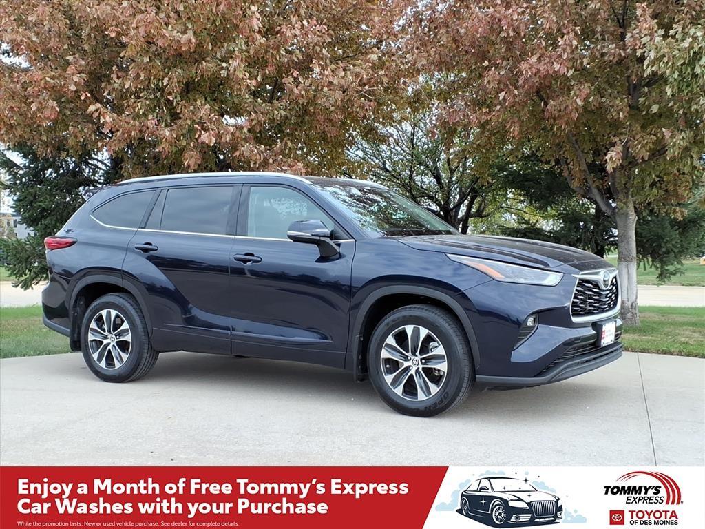 used 2022 Toyota Highlander car, priced at $38,999