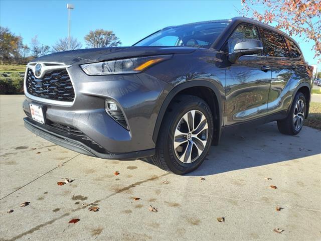 used 2021 Toyota Highlander car, priced at $34,999