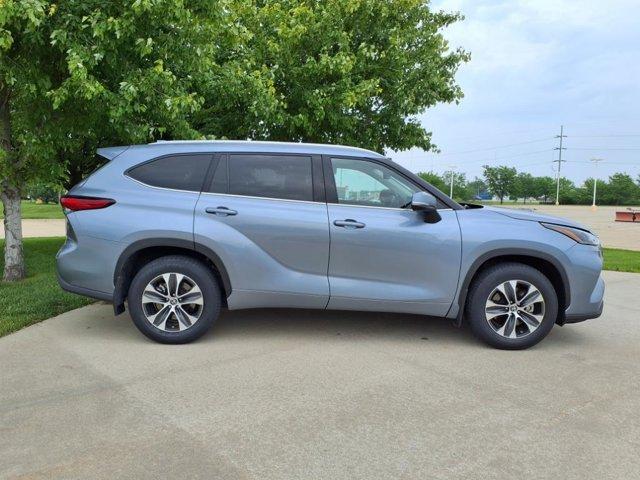 used 2022 Toyota Highlander car, priced at $38,999