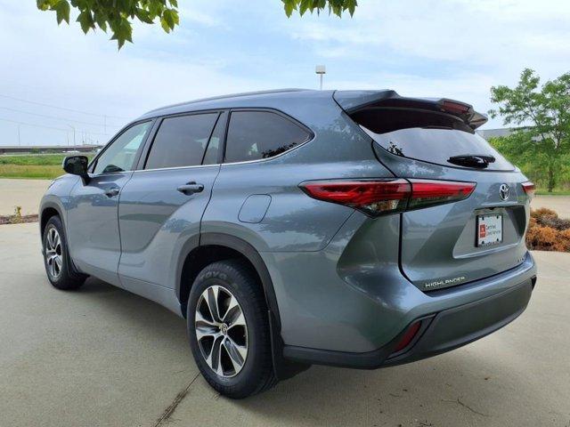 used 2022 Toyota Highlander car, priced at $38,999