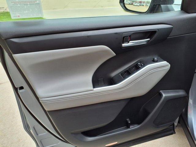 used 2022 Toyota Highlander car, priced at $38,999