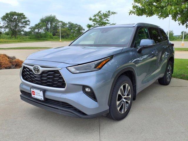 used 2022 Toyota Highlander car, priced at $38,999