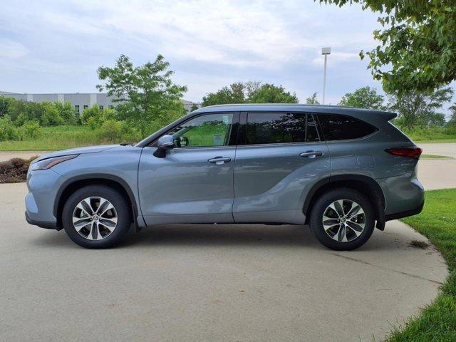 used 2022 Toyota Highlander car, priced at $38,999