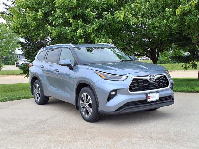 used 2022 Toyota Highlander car, priced at $38,999