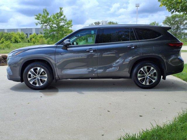 used 2022 Toyota Highlander car, priced at $39,999