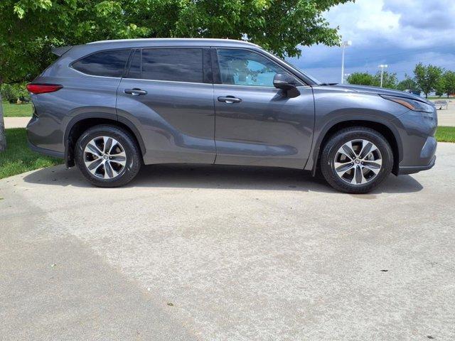 used 2022 Toyota Highlander car, priced at $39,999