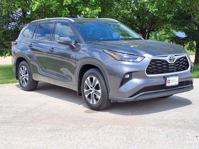 used 2022 Toyota Highlander car, priced at $39,999
