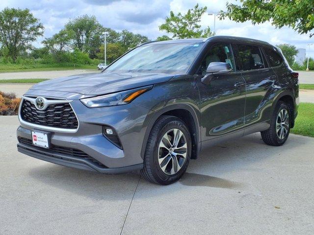used 2022 Toyota Highlander car, priced at $39,999