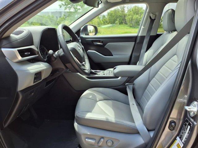 used 2022 Toyota Highlander car, priced at $39,999