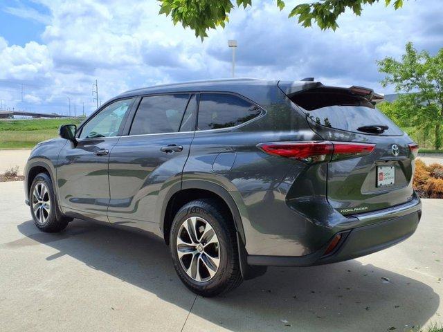 used 2022 Toyota Highlander car, priced at $39,999