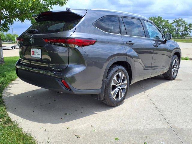 used 2022 Toyota Highlander car, priced at $39,999