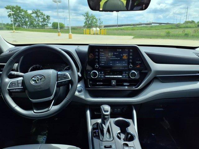 used 2022 Toyota Highlander car, priced at $39,999
