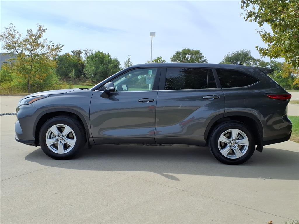 used 2023 Toyota Highlander car, priced at $35,999