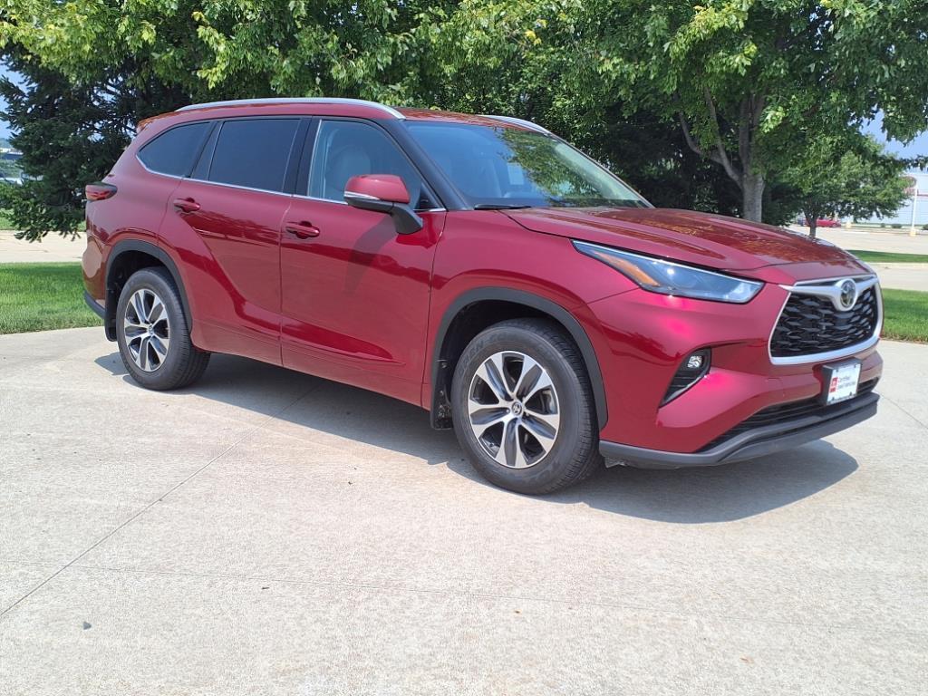 used 2022 Toyota Highlander car, priced at $38,988