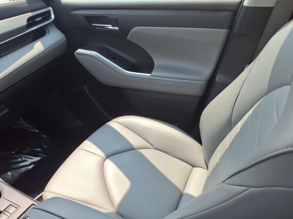 used 2022 Toyota Highlander car, priced at $38,988
