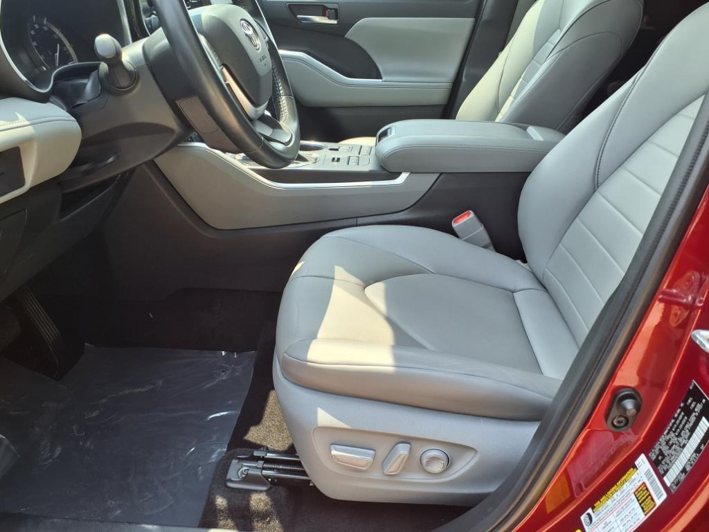used 2022 Toyota Highlander car, priced at $38,988