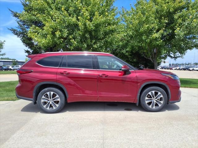 used 2022 Toyota Highlander car, priced at $39,999