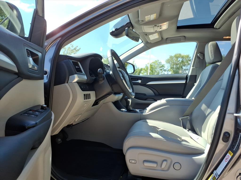 used 2019 Toyota Highlander car, priced at $28,999