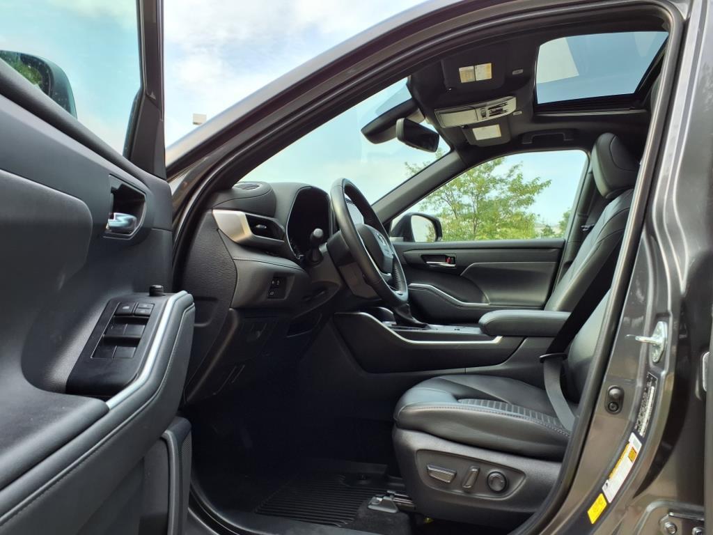 used 2024 Toyota Highlander car, priced at $38,999