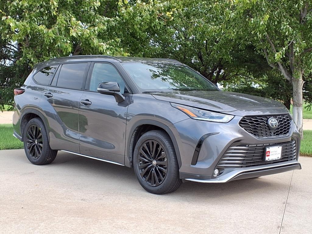 used 2024 Toyota Highlander car, priced at $38,999