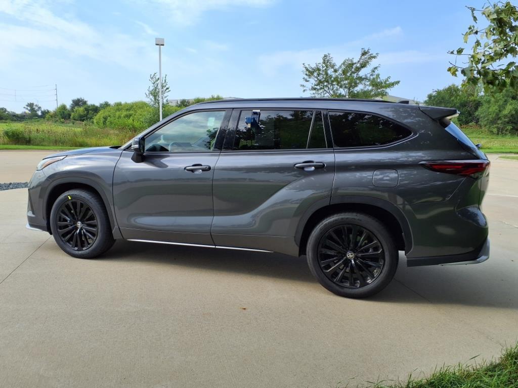 used 2024 Toyota Highlander car, priced at $38,999