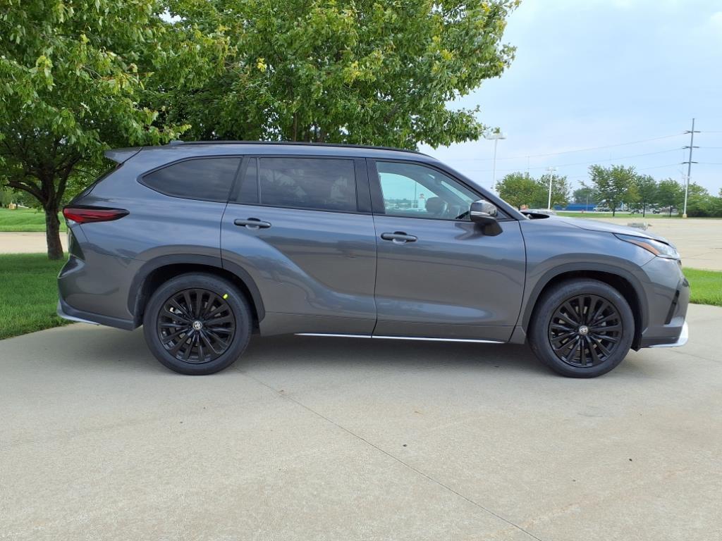 used 2024 Toyota Highlander car, priced at $38,999