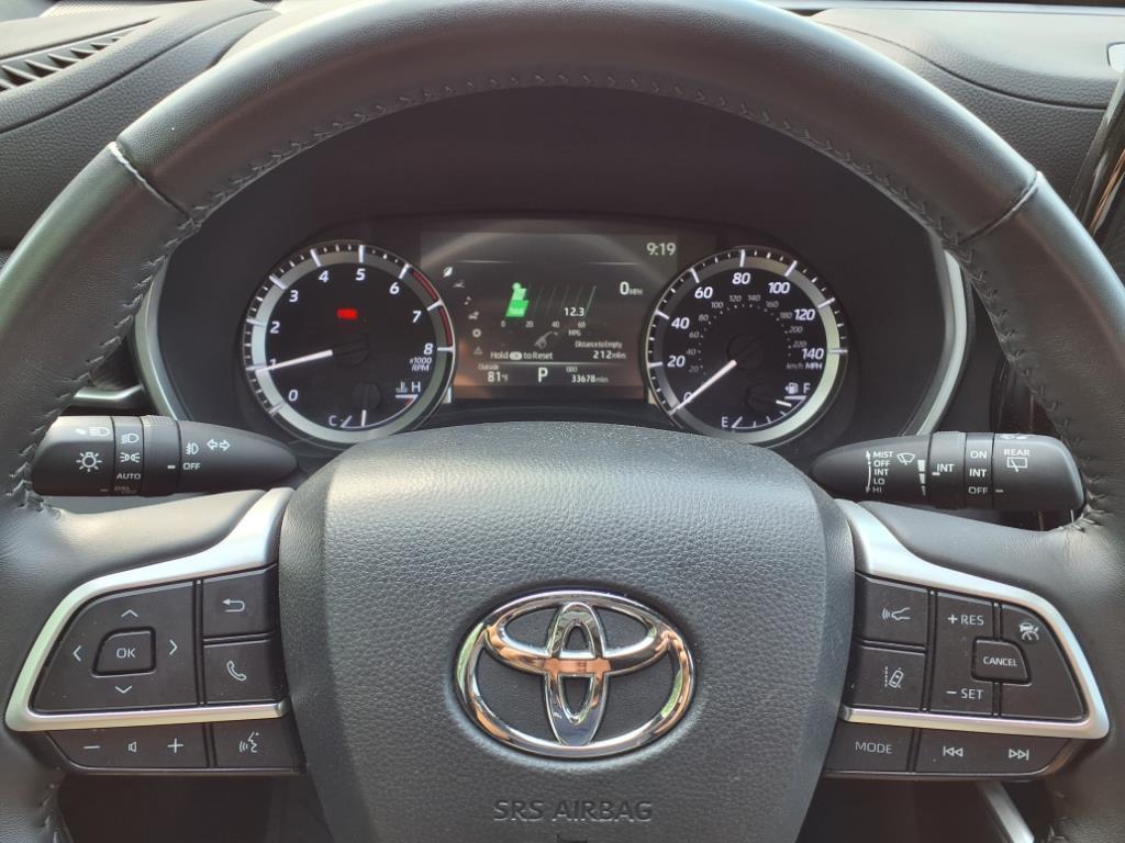 used 2024 Toyota Highlander car, priced at $38,999