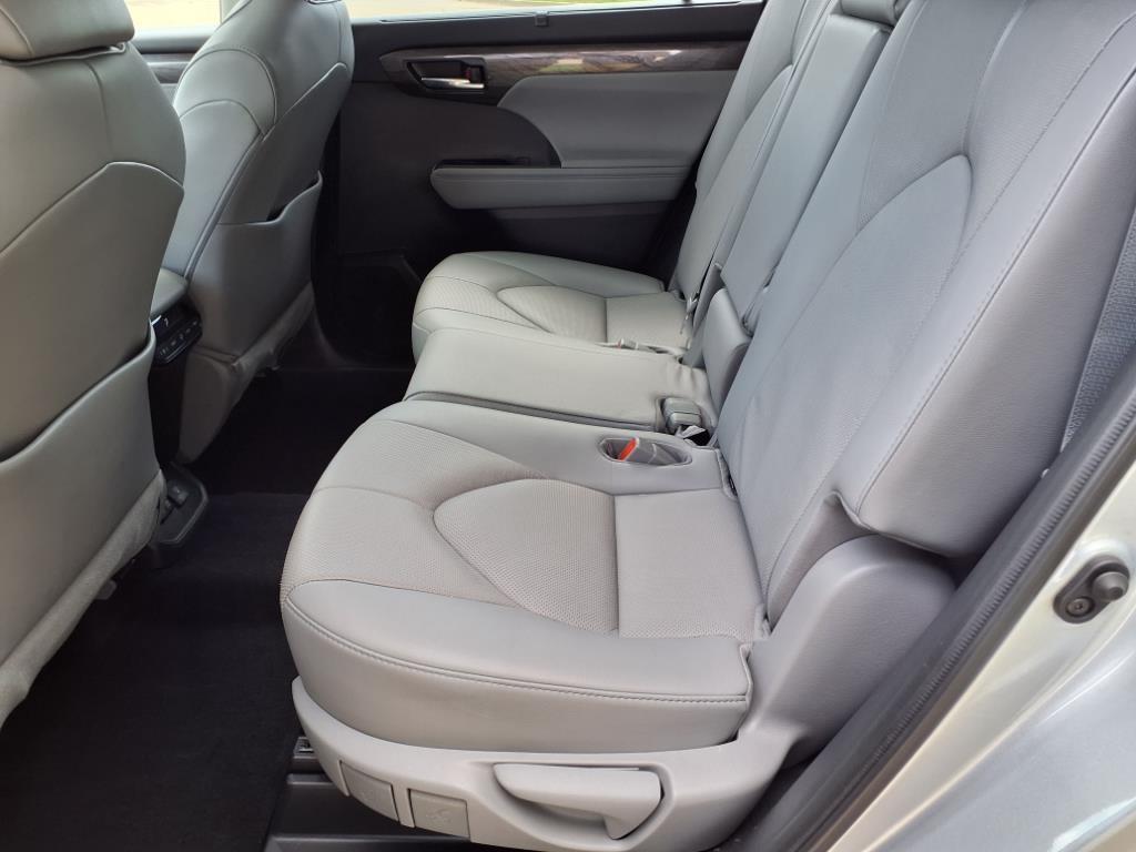 used 2021 Toyota Highlander car, priced at $34,999