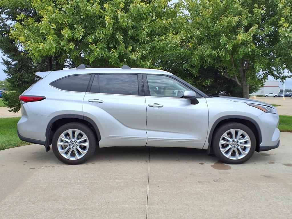 used 2022 Toyota Highlander car, priced at $42,999