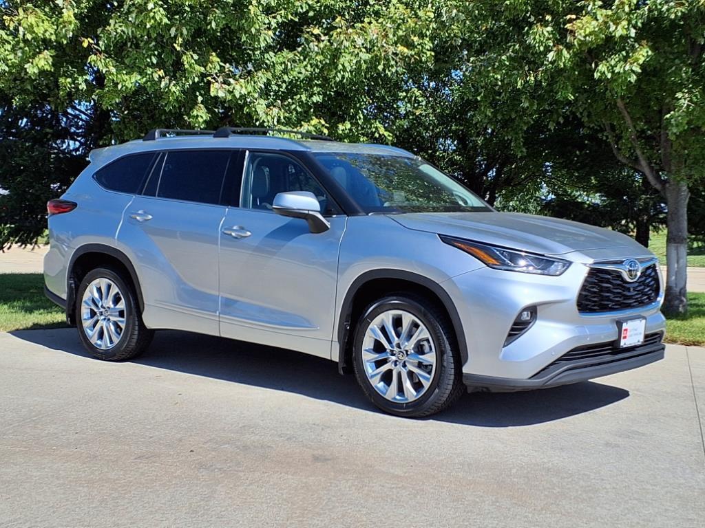 used 2022 Toyota Highlander car, priced at $42,999