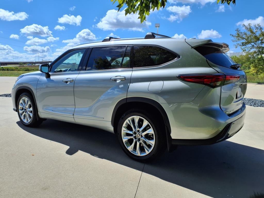 used 2022 Toyota Highlander car, priced at $41,988