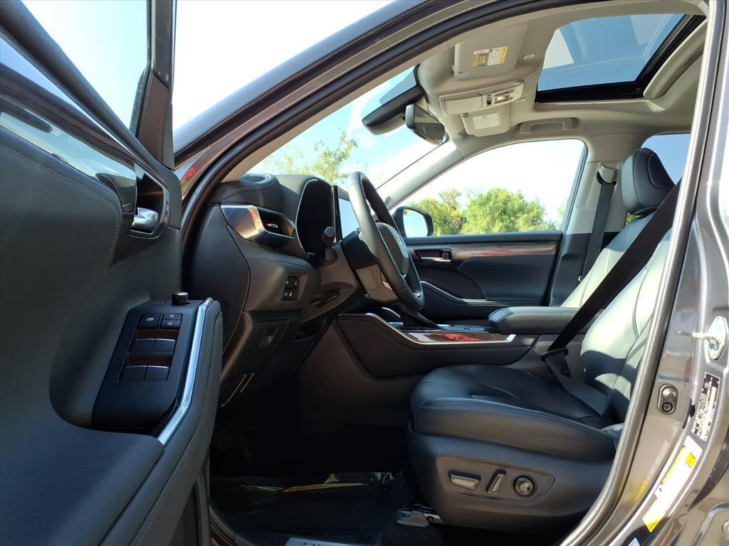 used 2023 Toyota Highlander Hybrid car, priced at $45,999