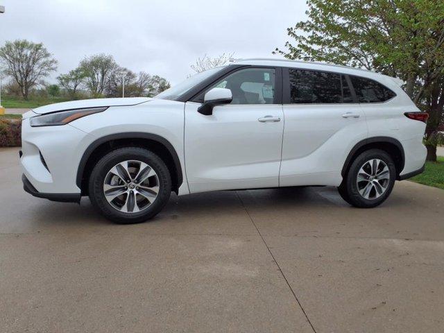 used 2023 Toyota Highlander car, priced at $38,999